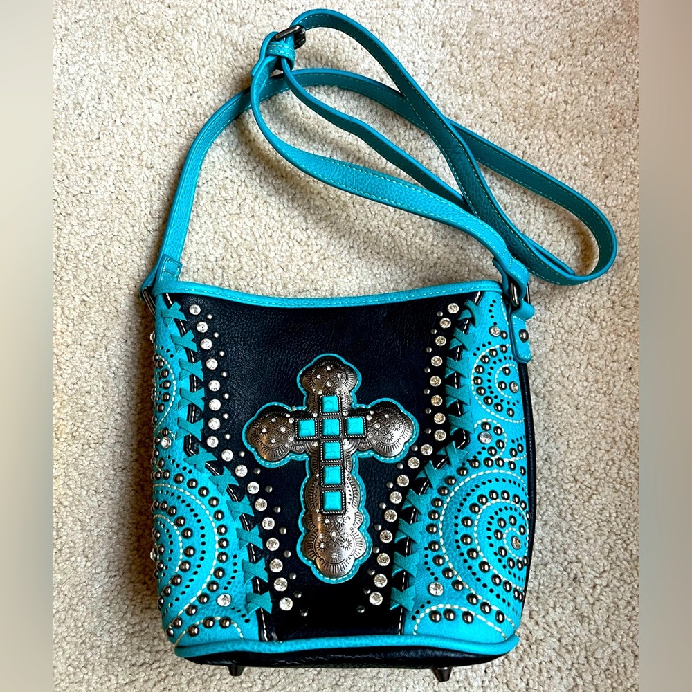 MONTANA WEST CUT-OUT FLORAL
STONE CONCHO HOBO